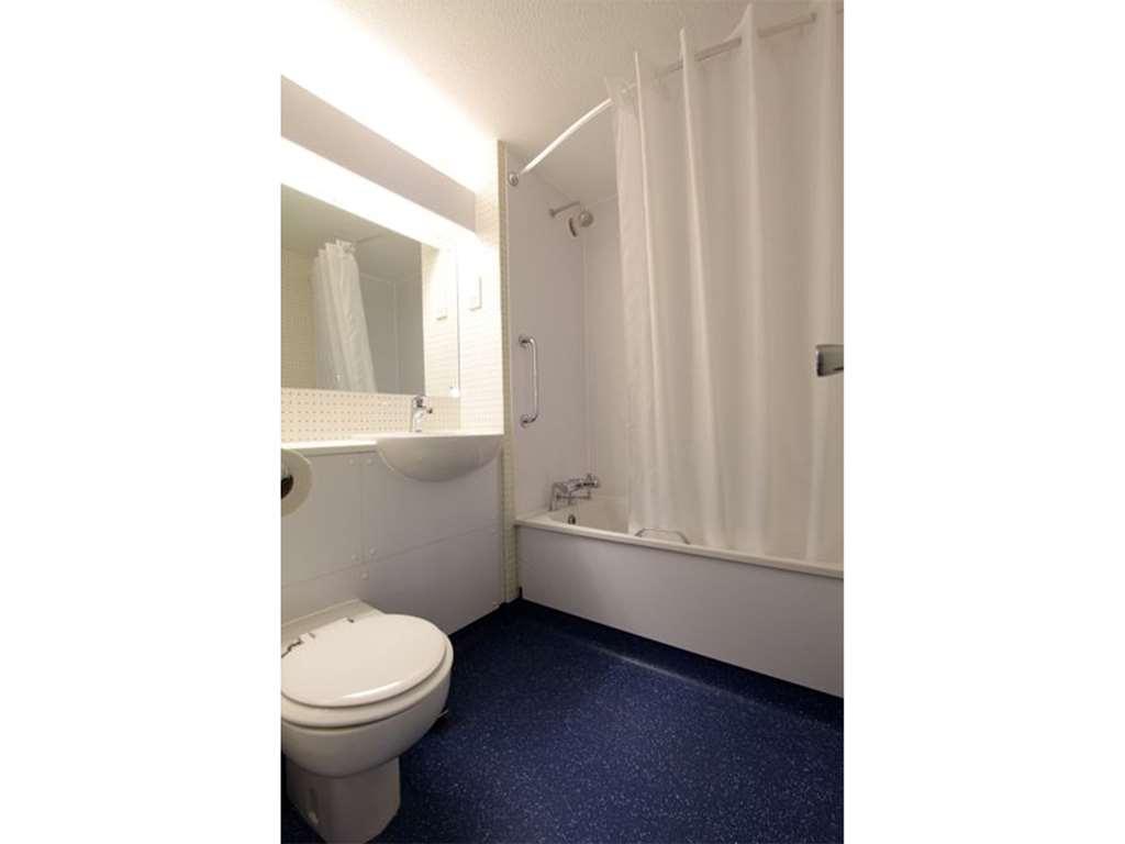 Travelodge Preston Chorley Чорлі Номер фото